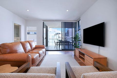 Regatta Hideaway - A Breezy Balcony Residence - Darwin Tourism 0