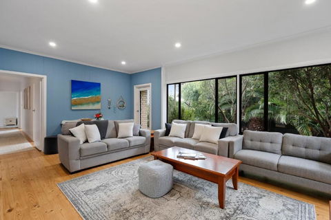 Relaxed Family Beach House - No Linen Included - Darwin Tourism 1