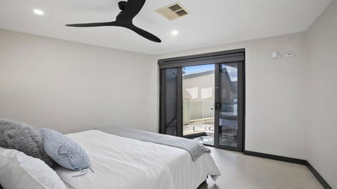 Riptides Booker Bay -Waterfront Apartment, Walk To Shops & Cafes - Darwin Tourism 3