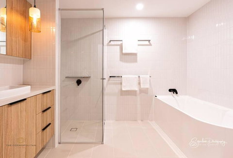 RIVERFRONT BREEZE @ The Cosmopolitan Unit10307 - Darwin Tourism 1