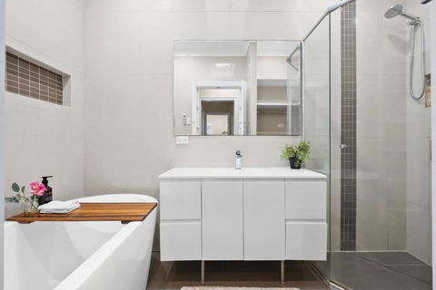 Room In Large Home 6 Min To CBD - Darwin Tourism 3