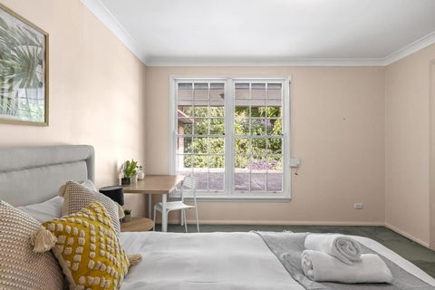 Rustic Queen Room - Located At Serene Street In Pymble - Shared Bathroom - Darwin Tourism 2
