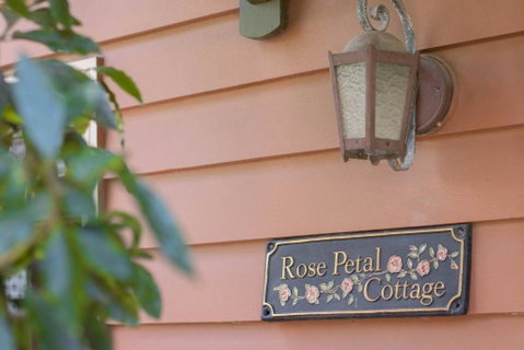 Rose Petal Cottage - Darwin Tourism 1