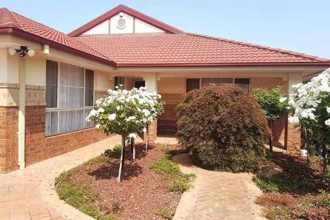 Roxy - A Spacious Cosy Getaway - Near Mel Airport - Darwin Tourism 1