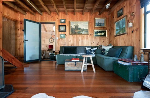 Rustic Barn By The Bay - Darwin Tourism 1