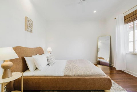 Salmon Calm - Trendy Velvet Allure By Albert Park - Darwin Tourism 0