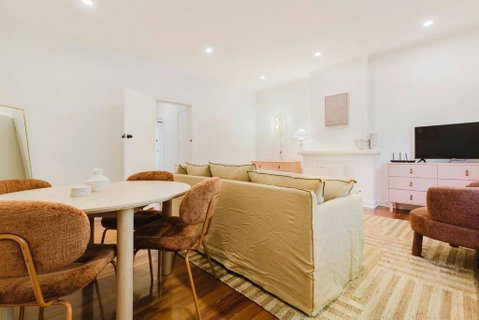 Salmon Calm - Trendy Velvet Allure By Albert Park - Darwin Tourism 3