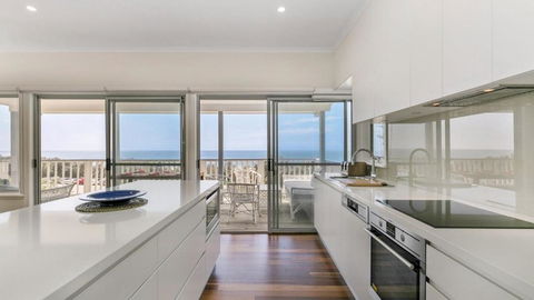 Salty Air Beachside Cottage At Killcare - Darwin Tourism 3