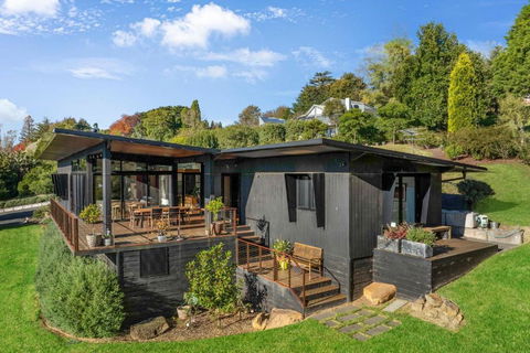 Sanctuaire, Southern Highlands - Darwin Tourism 0