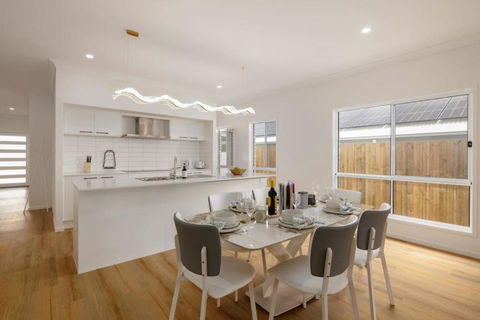 Spacious 4BR Modern Home By Parks And Forest - Darwin Tourism 0