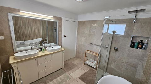 Spacious Holiday Home - Waikerie - Darwin Tourism 3
