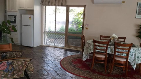 Sweet Holiday Home By The Golf Course - Darwin Tourism 3