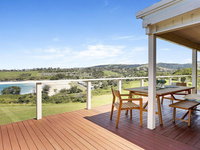 Beachview - walking track straight down to the beach