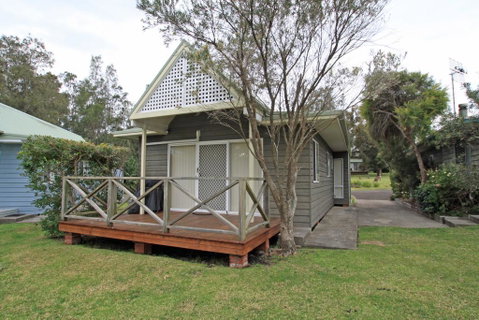 Berrara Lagoon Front Chalet - Darwin Tourism 1