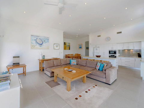 Bimbadeen Penthouse - Across The Road From Main Beach! - Darwin Tourism 2
