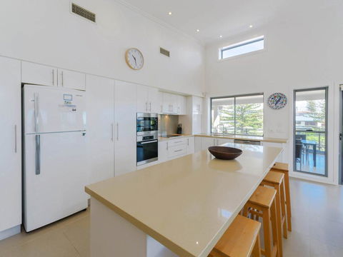 Bimbadeen Penthouse - Across The Road From Main Beach! - Darwin Tourism 3