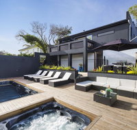 Blairgowrie Oasis Luxury retreat with spapool fireplace golf putting green - Darwin Tourism
