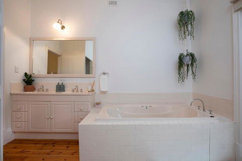 The Retreat In Basket Range - Darwin Tourism 3