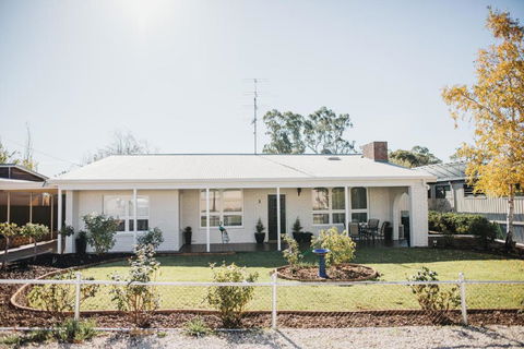 White On Wright Clare - Darwin Tourism 1