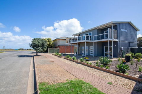 Xanadu - Aldinga Beach - C21 SouthCoast Holidays - Darwin Tourism 1