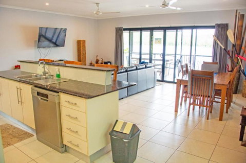 Bungalow 25 At Lake Bennett - Darwin Tourism 3