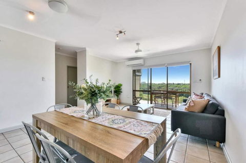 Elegant Third Floor Unit With Sweeping Views - Darwin Tourism 3