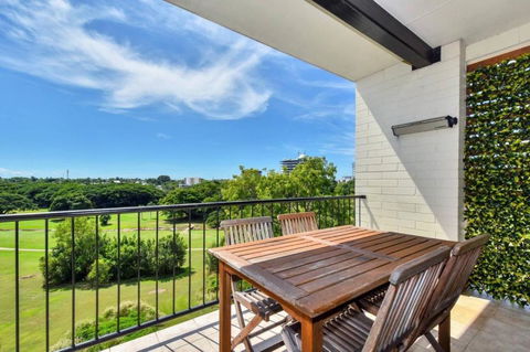 Elegant Third Floor Unit With Sweeping Views - Darwin Tourism 0