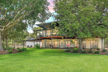 Golden Sands Retreat Beach House with Darwin Tourism