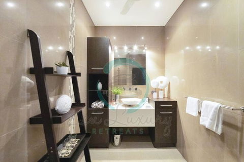 Zen Bayview Bliss: Luxury Marina Mansion - Darwin Tourism 2