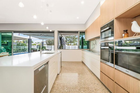 ZenLux Massive 5-BR Holiday Home - Pool - BBQ - Darwin Tourism 1