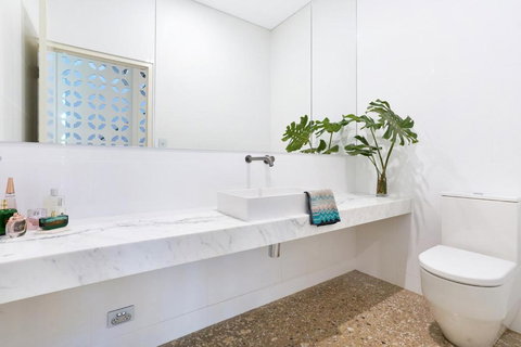 ZenLux Massive 5-BR Holiday Home - Pool - BBQ - Darwin Tourism 3