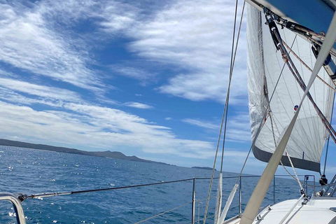 Sailing Curlew Escape On Moreton Bay - Darwin Tourism 4