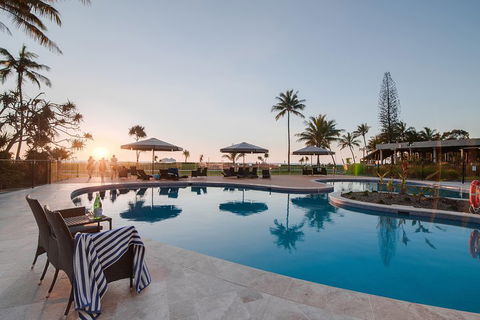 Tangalooma Island Resort Whale Watching Day Cruise With Dolphin Feeding - Darwin Tourism 4